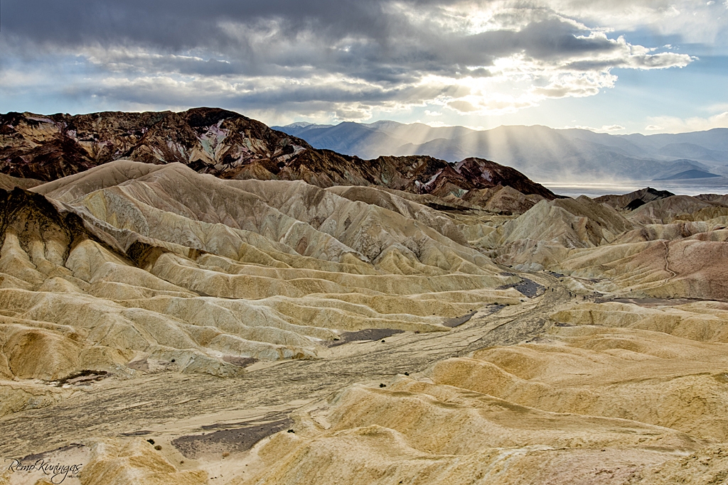 Zabriskie Point on Surmaoru üks tuntumaid vaatamisväärsusi, kus saab vaadelda 5 miljonit aastat tagasi kuivanud järve erodeerunud pinnavorme