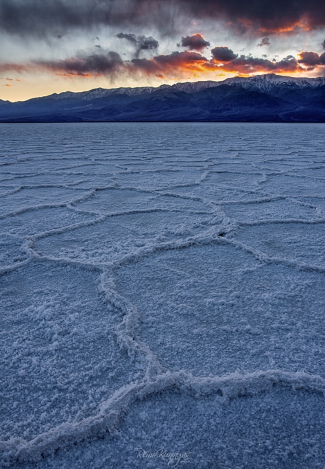 Badwater Basin on soolaga kaetud org Surmaorus, mis asub madalamas kohas 86 meetrit alla merepinna. Harvad vihmasajud tekitavad oru põhja madala veekihi, mis kuivades tekitab oru põhja huvitava mustritevõrgu.